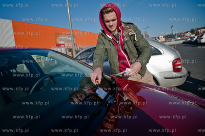 Gdansk. Matarnia. Wolontariusze rozkladaja ulotki skierowane...