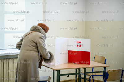 Obwodowa Komisja Wyborcza Nr 39 w Zespole Szkol Lacznosci...