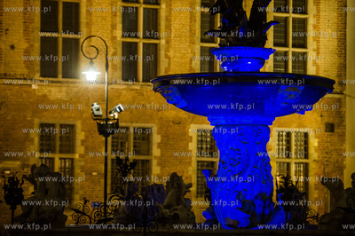 Gdansk. Podswietlona na niebiesko Fontanna Neptuna...