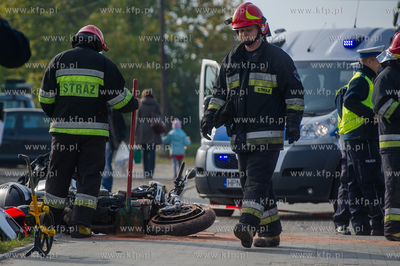 Gdansk. Wypadek drogowy auta i dwoch motocykli na ulicy...