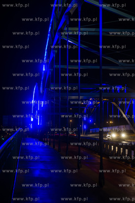 Gdansk. Wiadukt przy Galeri Baltyckiej podswietlony...