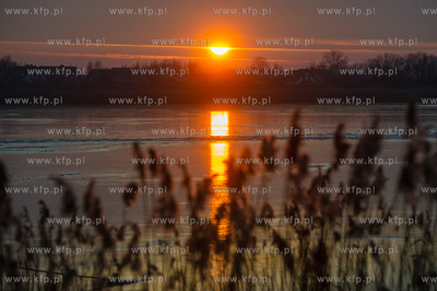 Skuta lodem Martwa Wisla na wysokosci mostu pontonowego...