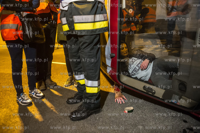 Symulowana akcja ratunkowa po zderzeniu trzech samochodow,...
