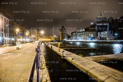 Gdańsk. Wysoki poziom wód Motławy, który jest efektem...