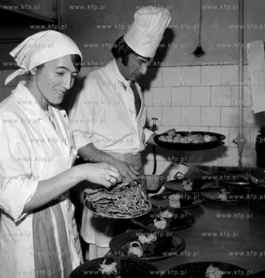 Kuchnia i kucharze w restauracji. Prosimy o pomoc w...