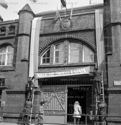 Przygotowania do obchodow 1 maja. Nad wejsciem Hali...