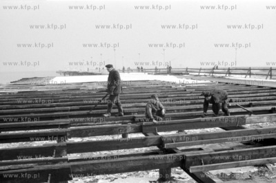 Remont mola w Sopocie. 03.1981 1marzec81_z.kosycarz_p7...