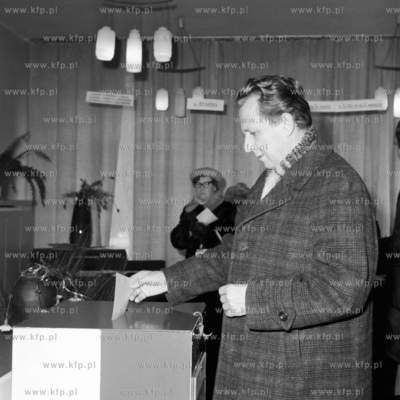 Wybory do Sejmu PRL i rad narodowych. W lokalu komisji...