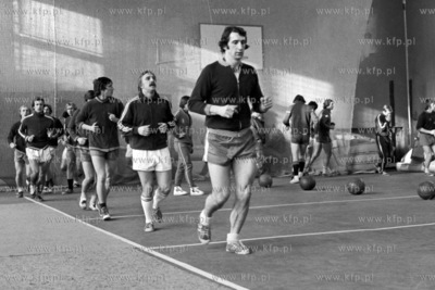 Trening piłkarzy Arki Gdynia w hali sportowej WSWF...