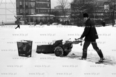 Odśnieżanie Placu Heweliusza w Gdańsku. 
24.02.1977
4luty77_z.kosycarz_p36
Fot....