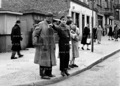 Harcerz ZHP pokazuje, jak dojść do celu. ( lata50...