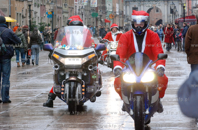 Okolo 380 Mikolajow na swych wspanialych dwu  i czterokolowych...