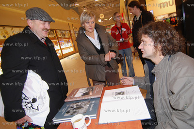 Salon EMPiK w Centrum Handlowym Auchan w Rumi. 
Spotkanie...