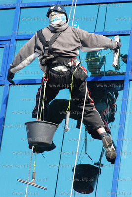 Wiosenne porzadki w Gdyni. Wysokosciowcy myja okna...