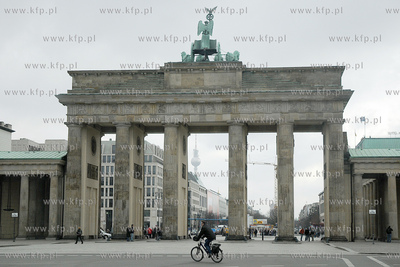 Berlin. Brama Brandenburska (Brandenburger Tor), jeden...