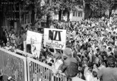 Wyjscie ze Stoczni Gdanskiej strajkujacych po zakonczonym...