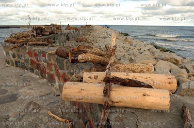 Ustka plaza, trwa usuwanie szkod wyrzadzonych przez...
