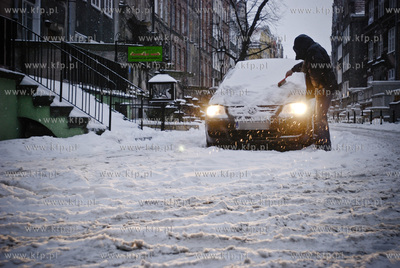 Ponad przecietne opady sniegu w Gdansku. Nz. Ulica...