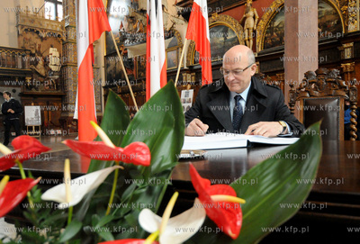 Gdansk. Dwor Artusa. Ksiaga kondolencyjna wystawiona...