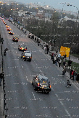 Wraszawa. Kawalkada 34. karawanow przewozacych ciala...