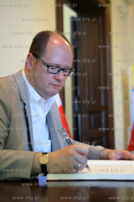 Po smierci ksiedza pralata Henryka Jankowskiego w siedzibie...