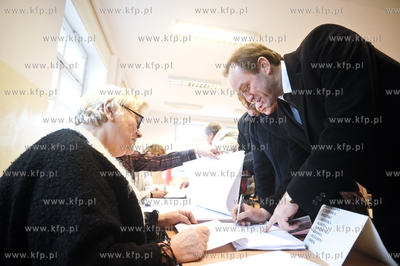 Wybory samorzadowe 2010. Lokal wyborczy  w budynku...