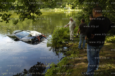 Strazacy wyciagneli ze stawku przy ul. Arciszewskiego...