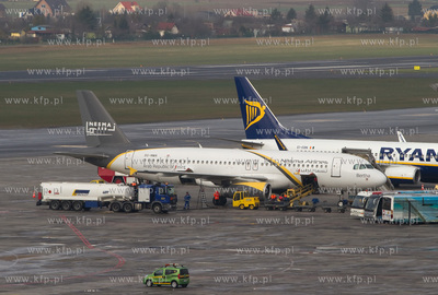 Gdansk, Rebiechowo. Nz. Airbus 320 Nesma Airlines.
20.04.2012
fot....