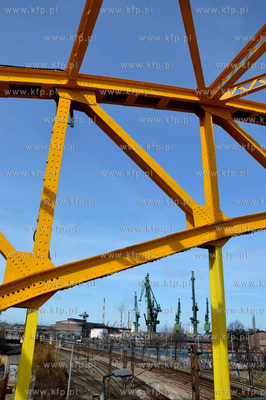 Gdansk. Dzwigi Stoczni Gdanskiej. Widok z zoltego wiaduktu...