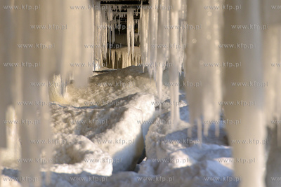 Gdynia Orlowo w zimowej szacie. Oblodzone filary orlowskiego...