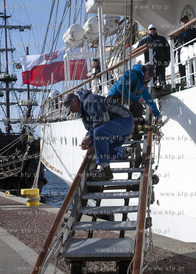 Dar Mlodziezy wyplywa w pierwszy w tym roku rejs szkoleniowy....