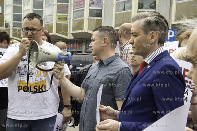 Protest mieszkancow Słupska przed dworcem PKP w sprawie...