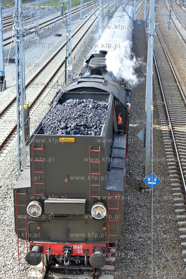 Przejazd pociagiem specjalnym, ciagnietym przez parowoz...