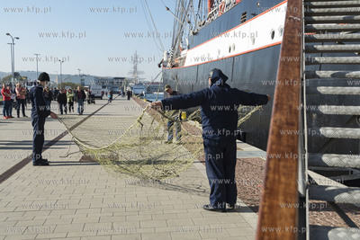 Gdynia. Zacumował przy nabrzeżu Pomorskim, w miejscu...
