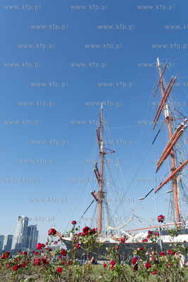 Gdynia. Zacumował przy nabrzeżu Pomorskim, w miejscu...