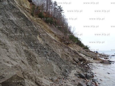 Wezbrane fale uszkodziły Klif Orłowski w Gdyni Orłowie....