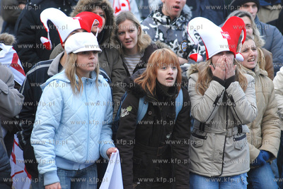 Gdynianie kibicuja przed ustawionym na Placu Grunwaldzkim...
