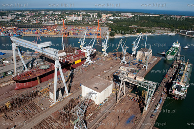 Stocznia Gdynia z lotu ptaka. NZ wprowadzanie statku...