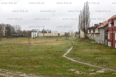 Plac u zbiegu ulic Obrońców Pokoju i Olszewskiego...