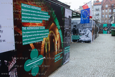 Tablice informacyjne z fotografiami pochodzącymi ze...