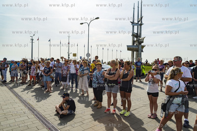 Dar Młodzieży wpływa do Nabrzeża Pomorskiego w...