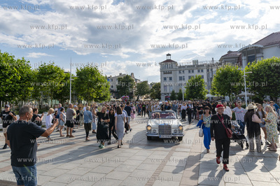 Sopot. Parada ulicą Bohaterów Monte Cassino do muszli...