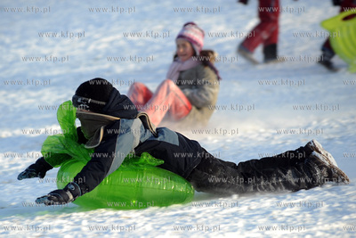 Zimowe szalenstwo w Wiezycy. Zjazd na byle czym.
4.01.2009
fot....