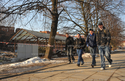 Rozbiorka pawilonow handlowych wzdluz starych murow...