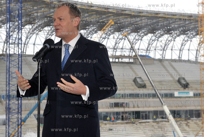 Konferencja prasowa premiera Donalda Tuska na stadionie...