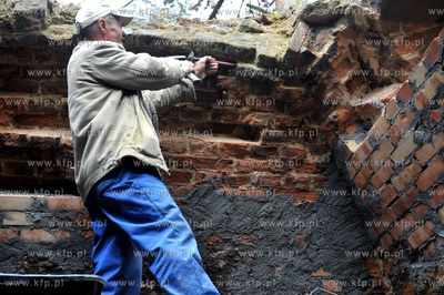 Renowacja grobowca Gralathow w Sulminie gmina Zukowo...