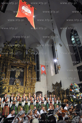 Koncert koled w wykonaniu zespolu Mazowsze w kosciele...