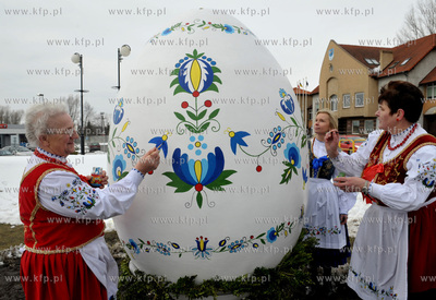 Wielkanocna dwumetrowa pisanka w Zukowie na Kaszubach....
