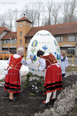 Wielkanocna dwumetrowa pisanka w Zukowie na Kaszubach....