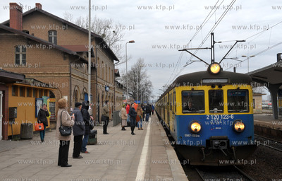 Wejherowo. Dwozec kolejowy PKP. Przy peronie pociag...